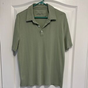 Classic Green Polo Shirt with Collar and Short Sleeves